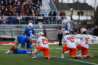 Syracuse defenders kneels during an injury timeout. 