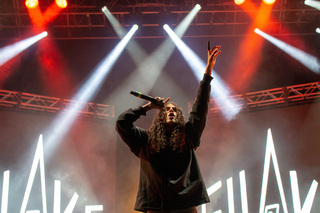 070 Shake electrifies the crowd with hits like “Guilty Conscious” and “Ghost Town.”